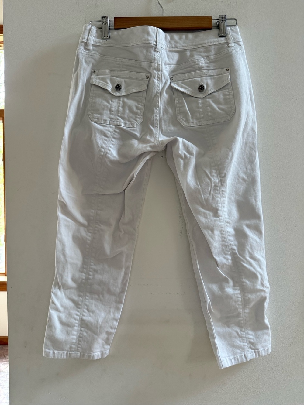 White House Black Market White Crop Pants Size 6 | Embellished Pocket Detail - Picture 7 of 7